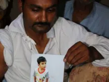 Samsoon Masih mostra a foto de Ayaan, seu filho assassinado.