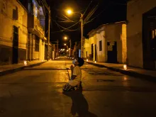 Alen Castañeda Zelada, menino de 6 anos, rezando pelo fim do coronavírus no meio da rua