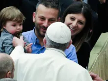 Papa abençoa uma criança na Audiência geral.