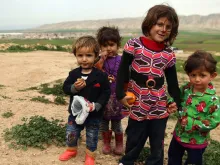 Grupo de crianças em um campo de refugiados em Duhok, Iraque.