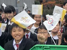 Crianças no Japão cumprimentam o Papa Francisco. Crédito: Hannah Brockhaus