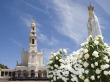 Imagem de Nossa Senhora de Fátima no santuário em Portugal 