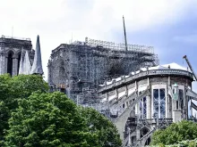 Fotografia da Catedral de Notre Dame em Paris semanas após o incêndio de 2019