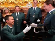 Dois jovens protagonizam comovente pedido de casamento aos pés da Virgem