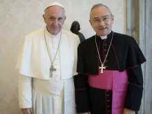 Novo Substituto da Secretaria de Estado, Dom Edgar Peña Parra, junto com o Papa Francisco.
