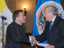 Observador Permanente da Santa Sé junto à OEA, Mons. Mark Gerard Miles, cumprimentando o Secretário-Geral, Luis Almagro