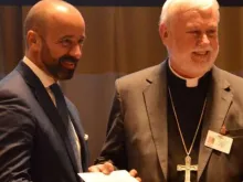 Dom Gallagher durante a ratificação do Tratado.