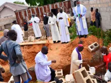 O bispo de Maiduguri, na Nigéria, Dom Oliver Dashe Doeme, abençoa um projeto da ACN.