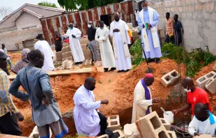 O bispo de Maiduguri, na Nigéria, Dom Oliver Dashe Doeme, abençoa um projeto da ACN.