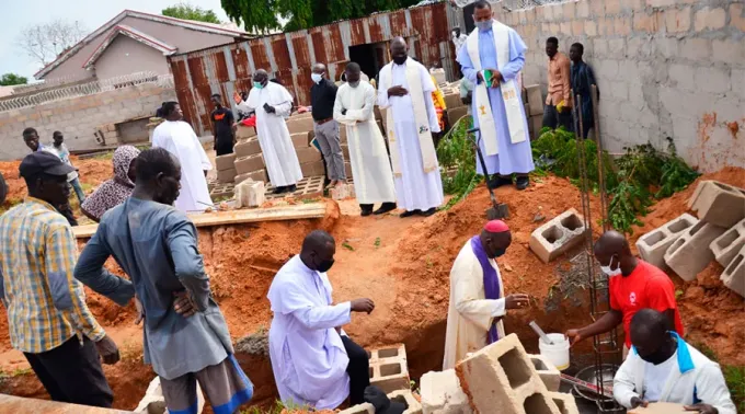 Obispo-Maiduguri-Nigeria-Mons-Oliver-Dashe-Doeme-Bendice-Proyecto-AIN-18062021.jpg ?? 