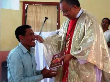 Dom George Pallipparambil, Bispo de Miao (Índia) com um fiel.