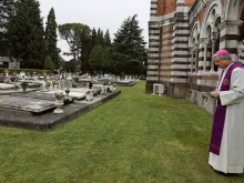 Bispo celebrando Missa em um cemitério italiano