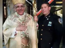 Bispo John O'Hara com o Policial Charlie Carroll 