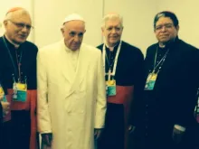 Bispos da Venezuela com o Papa Francisco após a Missa em Bogotá.