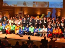 Os líderes do One of Us no teatro Gaveau de Paris, sede do foro. Foto One of Us