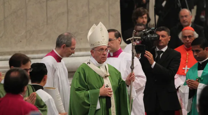 Opening_Synod_Mass_-_Pope_Cardinals_Bishops_Vatican_5._10._2014.1.jpg ?? 