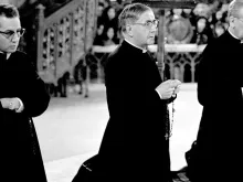 Dom Javier Echevarría (esq.), São Josemaria Escrivá (centro) e Beato Álvaro del Portillo (dir.) 