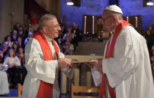 Papa na oração ecumênica.