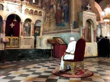 Papa reza aos santos Cirilo e Metódio.