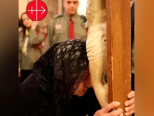 Uma cristã reza em frente ao crucifixo no Iraque