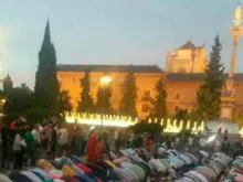 Muçulmanos rezam pelo Ramadã aos pés da Virgem Maria.