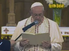 Papa reza uma oração pela paz.