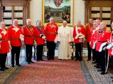 O Grão-mestre da Ordem de Malta, Frei Matthew Festing, na audiência com o Papa Francisco 