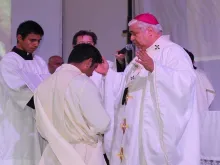 Arcebispo de Monterrey, Dom Rogelio Cabrera, ordenou Pe. Gabirel Zul Mejía no Centro de Reabilitação Social (CERESO) de Apodaca.
