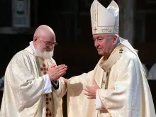 Padre Jonathan Goodall (esquerda) e cardeal Vincent Nichols na cerimônia de ordenação
