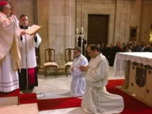 Pe. Juan de Cáceres (primeiro à direita) durante a sua ordenação sacerdotal.