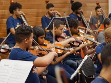 Ensaio na sede da orquestra, na Maré, Rio de Janeiro