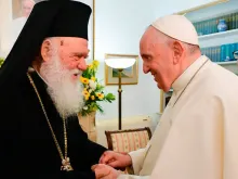 O arcebispo ortodoxo Ieronymous II com o papa Francisco em Atenas. Crédito: Vatican Media