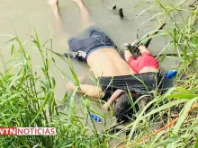 Os corpos de Óscar e de sua filha Valeria, encontrados nas margens do Rio Grande, na fronteira entre o México e os Estados Unidos. Crédito: EWTN Notícias.