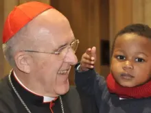 O arcebispo de Madri, cardeal Carlos Osoro, com criança da Fundação Madrina