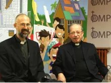 Pe. Marc Dresser (esq.), vigário geral de Yibuti e Pe. Anastasio Gil (dir.), diretor das POM Espanha.