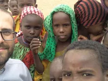 Pe. Paul Schneider com algumas crianças na Etiópia.