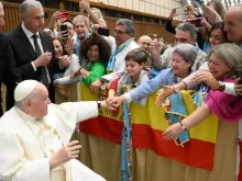 Papa Francisco saúda uma família espanhola