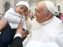 O papa Francisco cumprimenta uma criança durante a audiência geral