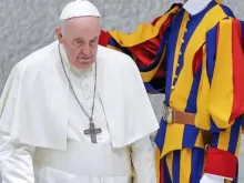 Papa Francisco entra na Sala Paulo VI