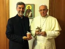 Padre Alexandre Awi Mello com o Papa Francisco.