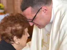 Pe. Anthony e sua mãe no dia de sua ordenação.