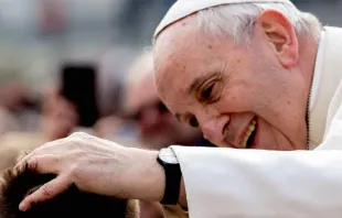 Papa abençoa uma criança na Audiência Geral.