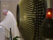Papa Francisco durante a celebração da Missa na Casa Santa Marta. Crédito: Vatican News.