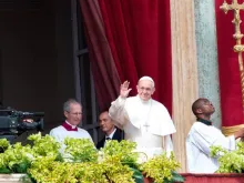 Papa dá a Bênção “Urbi et Orbi”.
