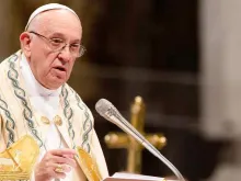 Papa pronuncia a homilia no Consistório.
