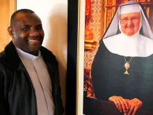 Pe. Don Bosco Onyalla, editor de ACI África, e o quadro de Madre Angélica.