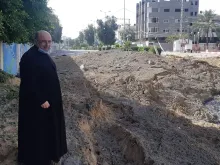 Padre Gabriel Romanelli numa rua de Gaza