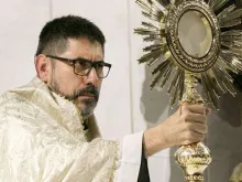 Pe. Héctor Andrés Luna durante a bênção com o Santíssimo Sacramento na igreja de Santo Anjo Custódio, em Granada (Espanha). Crédito: rosalmisionero.net