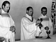 O Pe. Jorge Mario Bergoglio celebrando Missa