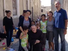 Pe. Luke com um grupo de refugiados nas ilhas gregas 